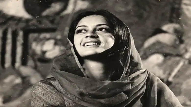 সাঁতার প্রতিযোগিতার সেরা নাফিসা সিনেমায় নায়িকাও, নায়কের তালিকায় ছিলেন অমিতাভ ও শশী কাপুররা