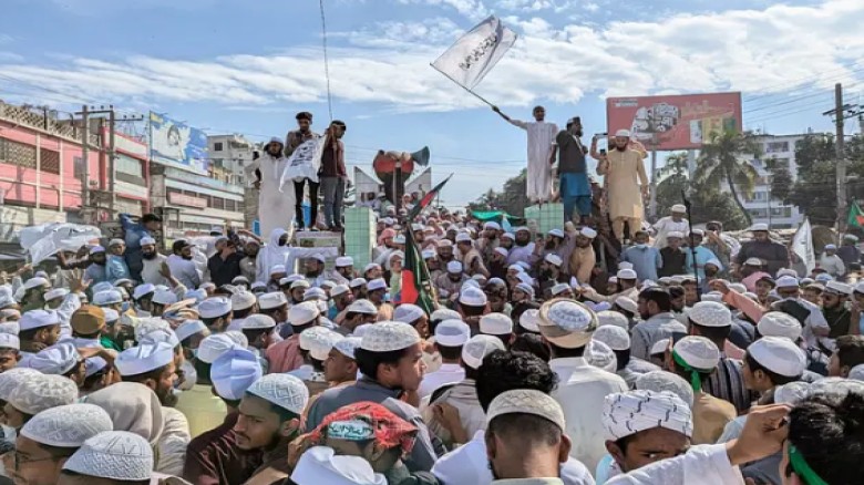 আইনজীবী সাইফুল হত্যার বিচারের দাবিতে বিভিন্ন স্থানে বিক্ষোভ অব্যাহত, ইসকন নিষিদ্ধের দাবি